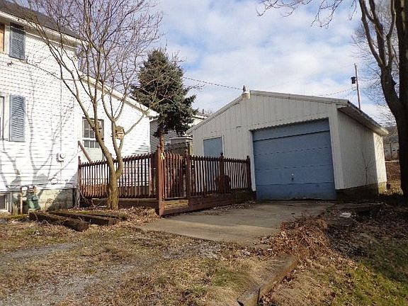 5th image of 551 E 6th St