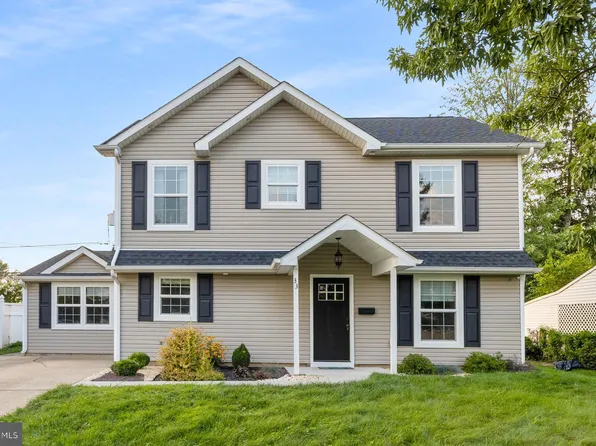 33 Whitewood Dr, Levittown, PA 19057