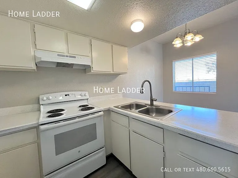 4957 S Park Ave #201 — Photo 5