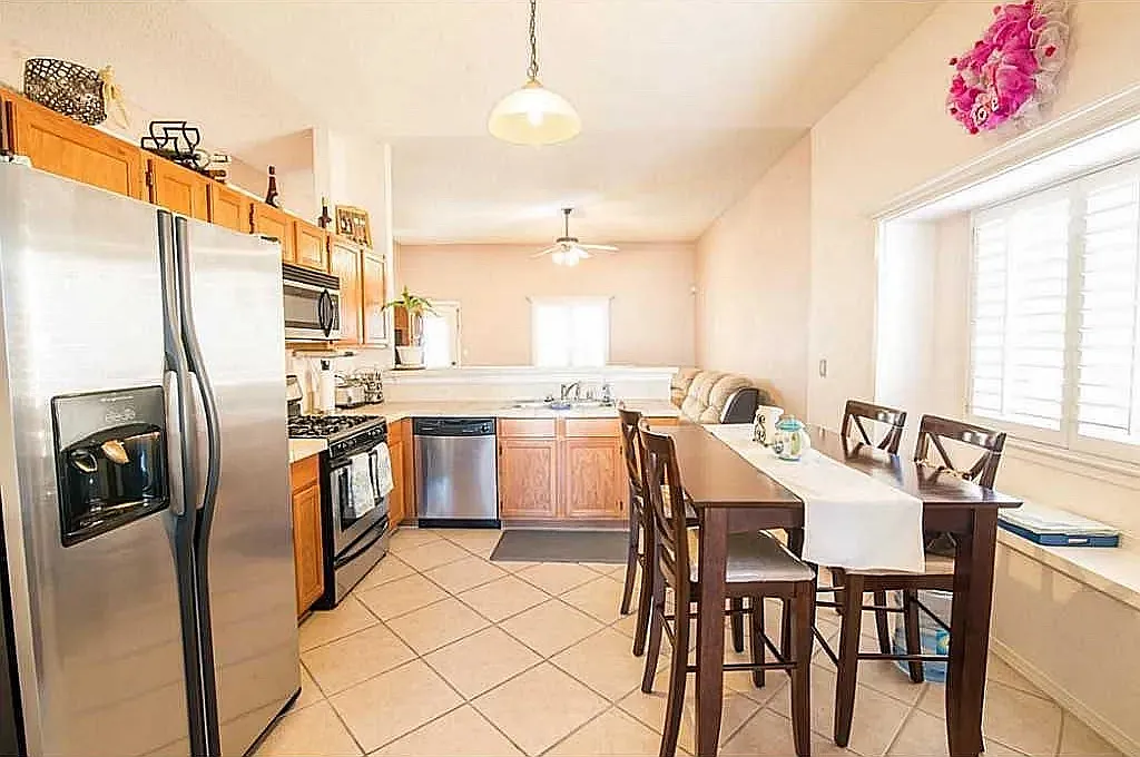 4 bed, 1656 sqft, $1,700 — Photo 3