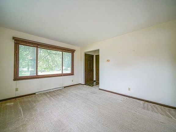5th image of 943 N Crest Ct