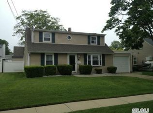 10 Carlton Dr, Massapequa, NY