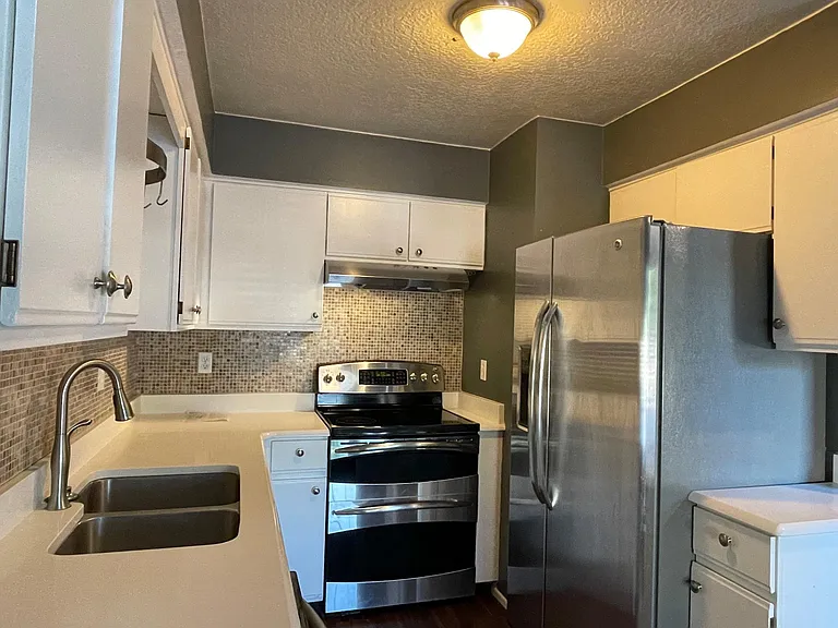 727 SW Liggett Rd #D — Photo 3
