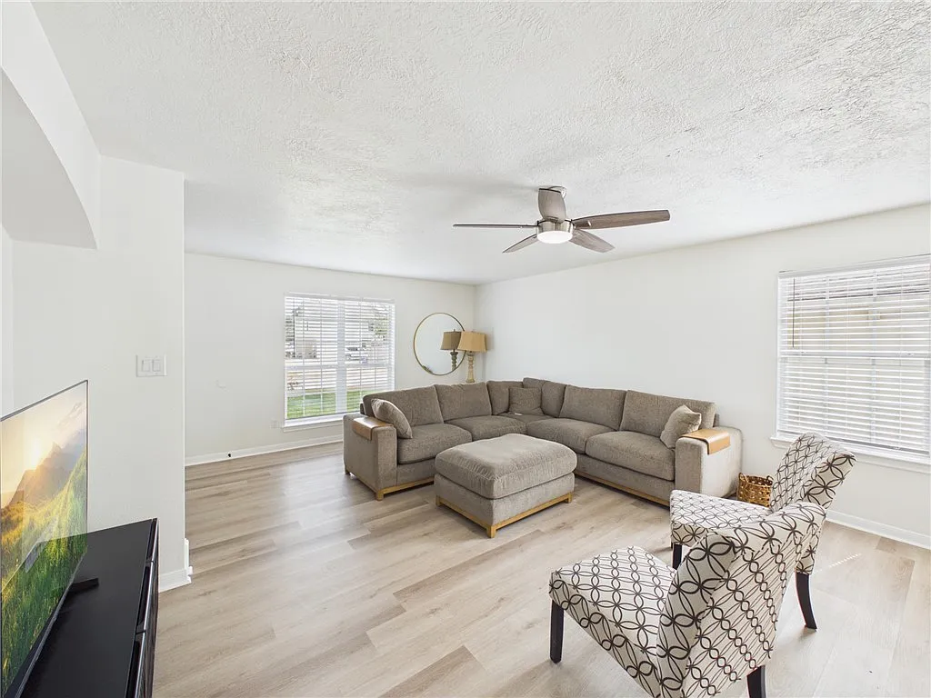 4 bed, 1555 sqft, $2,350 — Photo 2