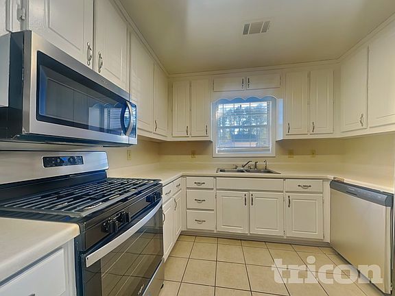 5th image of 15 Pine Valley Dr