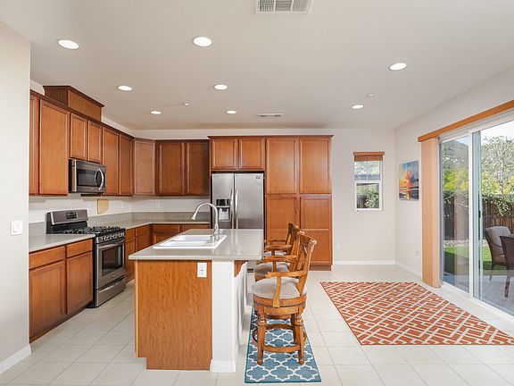 2nd image of 554 Chandler Ct