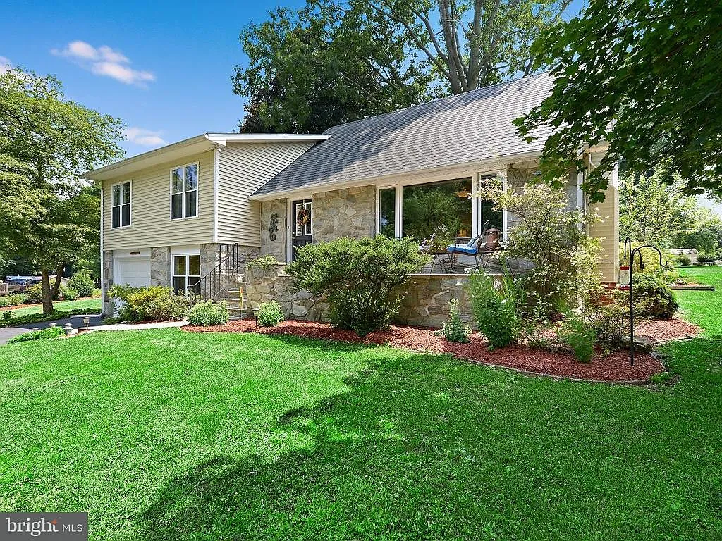 2020 Meadow Ridge Dr photo 1