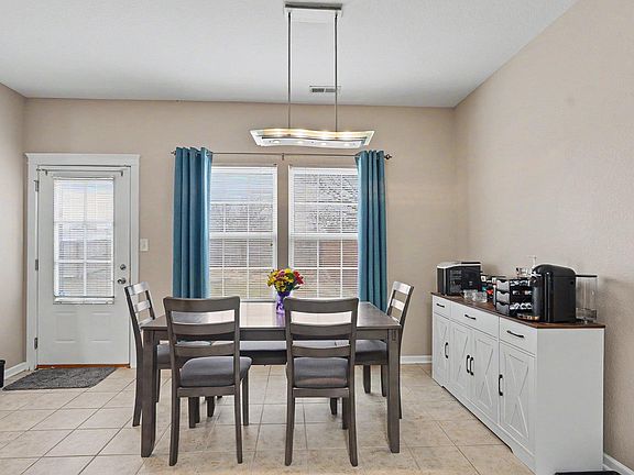 5th image of 2343 Surrey Dr