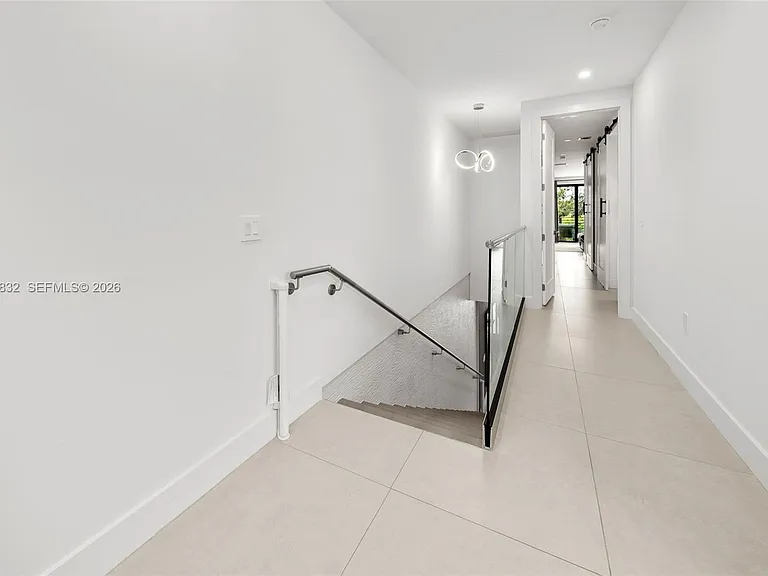 325 SW 16th St #A — Photo 11