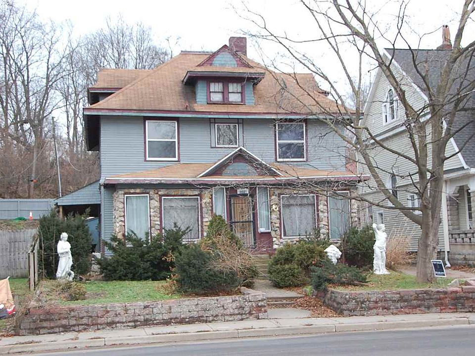 2nd image of 1102 N Michigan St