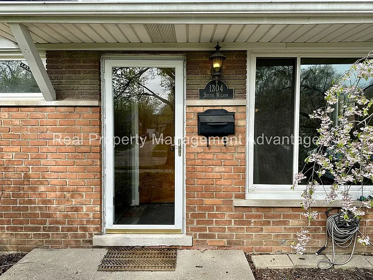 1304 S Wilson Ave — Photo 3