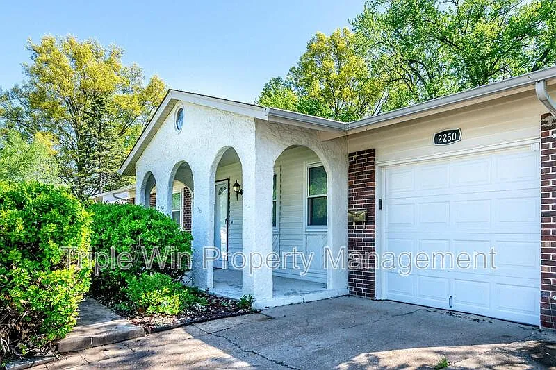 3 bed, 2.0 bath, $1,725 — Photo 4
