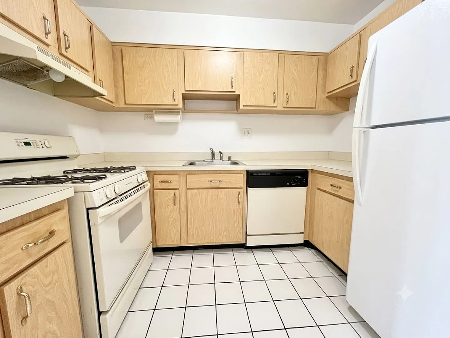 Bright & Spacious | 955 sqft 2BR/2BA Condo | Excellent Commuter Location! — Photo 2