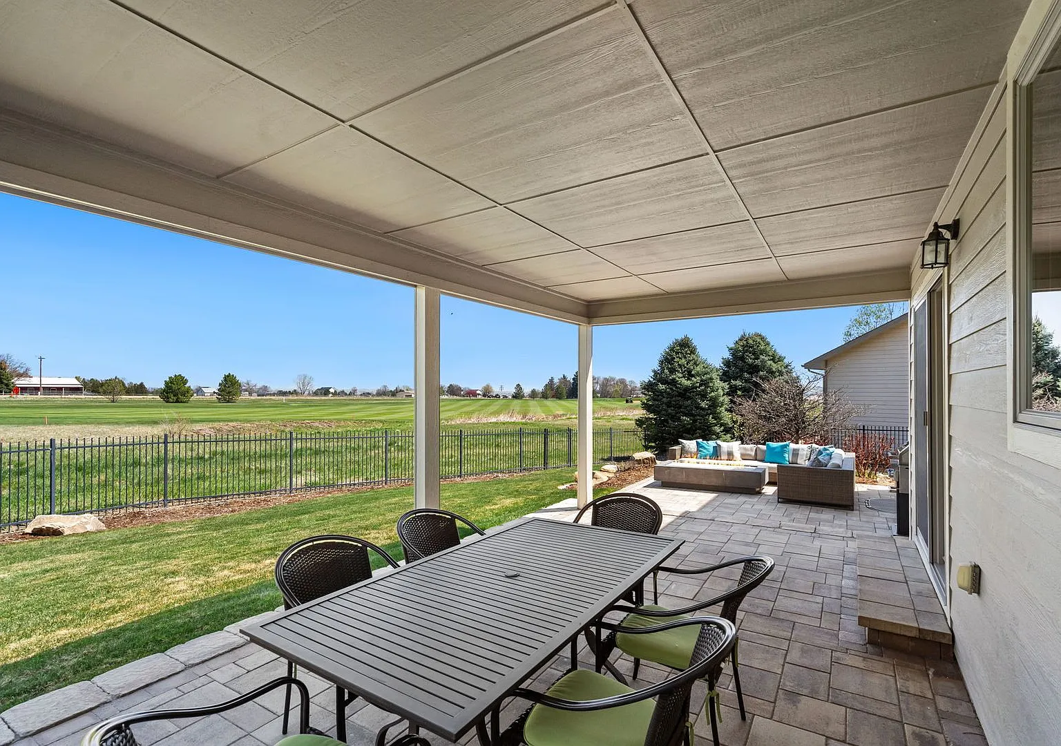 Beautiful 5 Bedroom Home in Windsor CO — Photo 4
