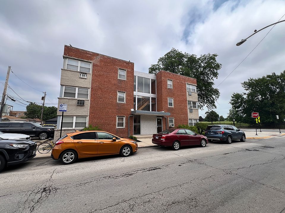 1st image of 2400 W Balmoral Ave APT 2G
