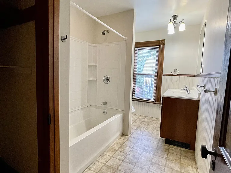 1524 W 4th St — Photo 18
