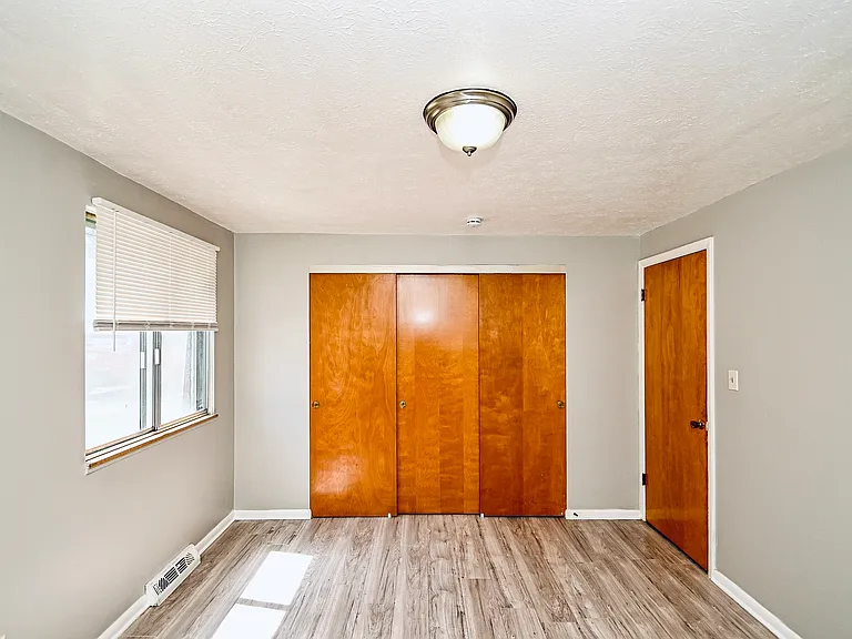 818 S Green Rd — Photo 5