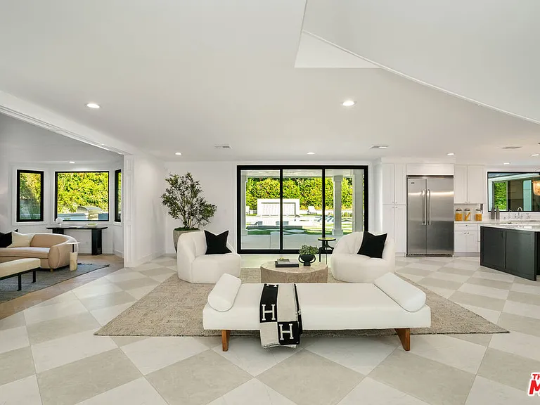 4608 Westchester Dr — Photo 8