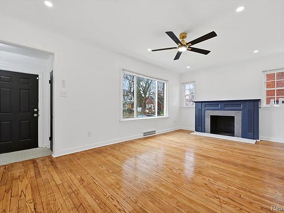 4th image of 13970 Rutherford St