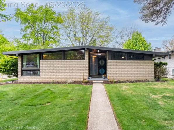 23592 Plumbrooke Dr, Southfield, MI 48075