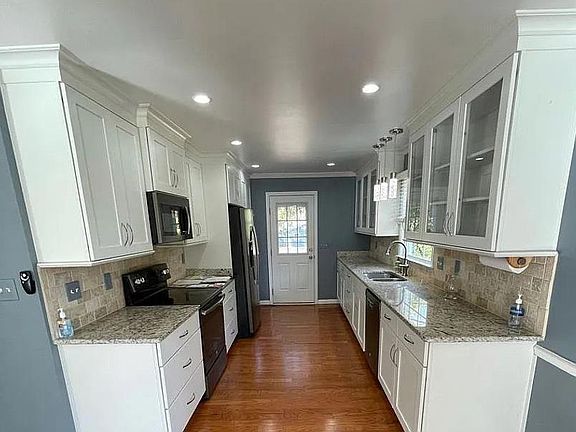 3rd image of 881 Cable Dr