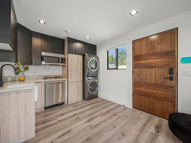 5107 Longridge Ave — Photo 9