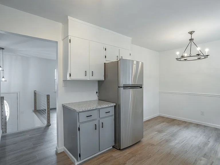 1364 Meadowood Dr — Photo 4