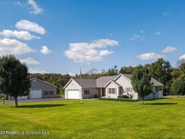 27 Sterling View Dr, Lake Ariel, PA 18436