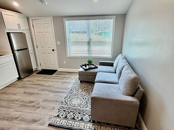 4th image of 110 Lafayette Rd #6