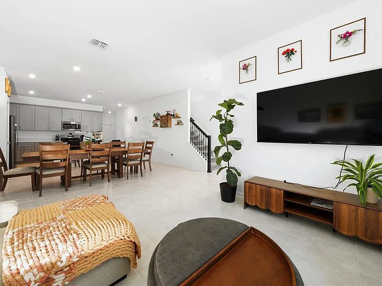 4132 Jespersen St — Photo 12