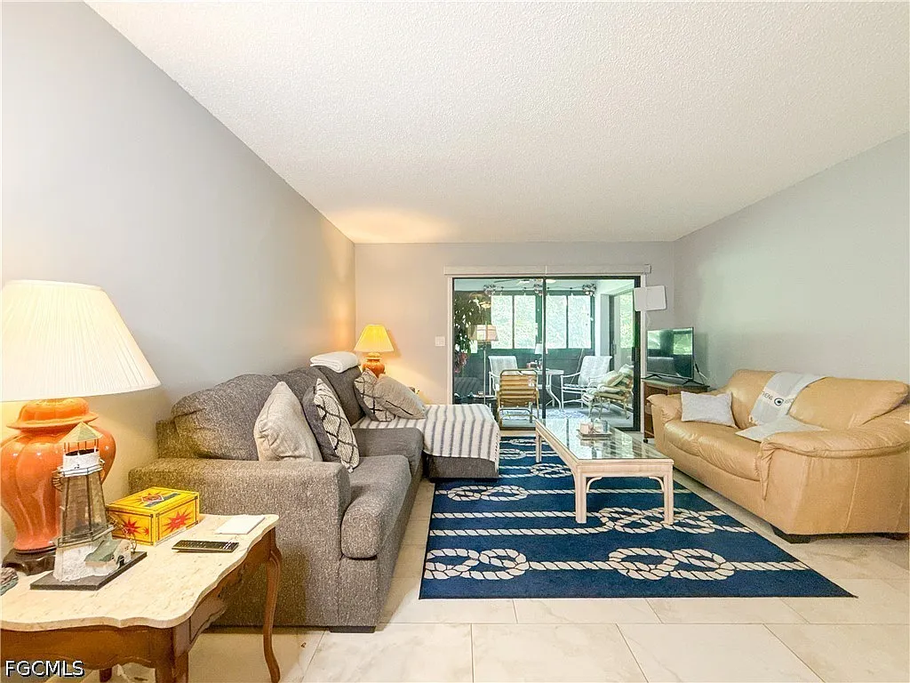 2 bed, 2.0 bath, 956 sqft, $1,699 — Photo 3