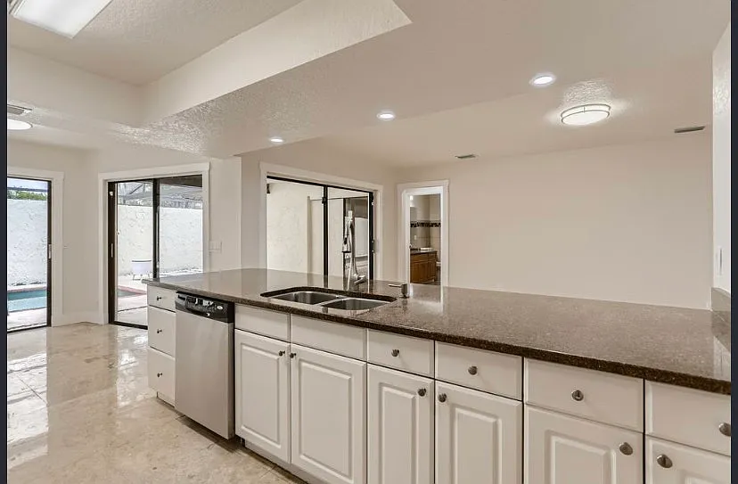 5018 Paloma Drive — Photo 2