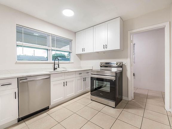 2nd image of 1302 S Congress Avenue