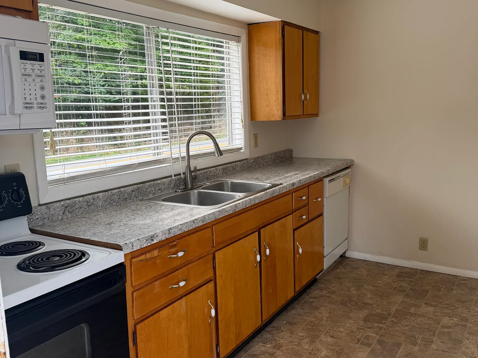 3 bed, 960 sqft, $850 — Photo 4