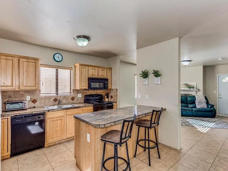 1605 N Fremont Ave — Photo 3