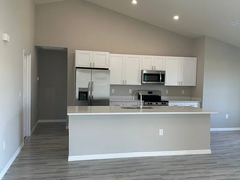 3610 NE 9th Pl — Photo 7