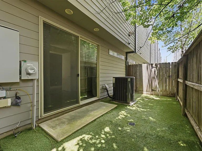 2338 Commerce St — Photo 11
