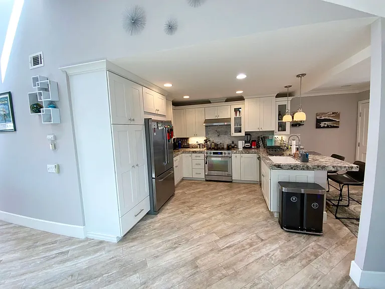 98 Kingston Ct S — Photo 8