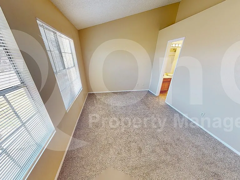 1970 N Hartford St #5 — Photo 8