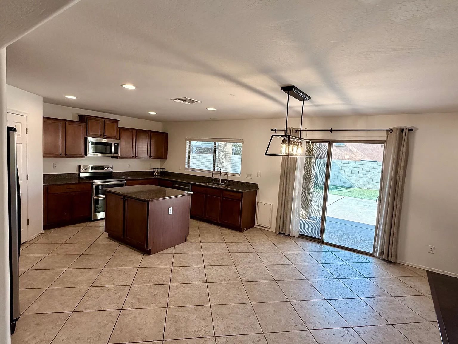 5 bed, 3736 sqft, $2,850 — Photo 4