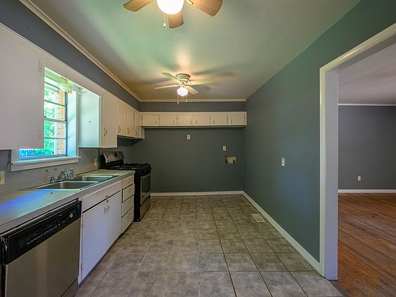 3rd image of 920 Leonard St