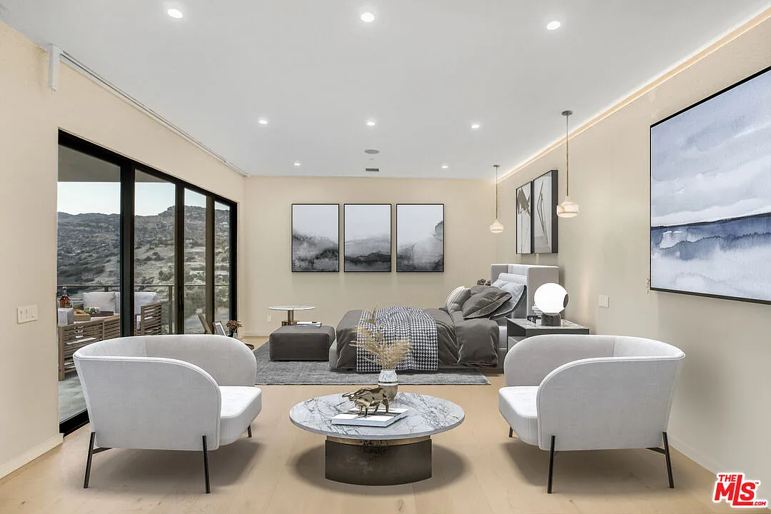 4 bed, 4.5 bath, 6000 sqft, $16,000 — Photo 3