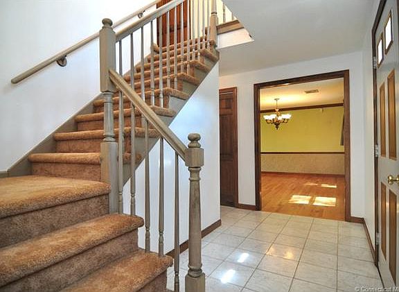 LARGE FOYER AREA TO GREET Y...