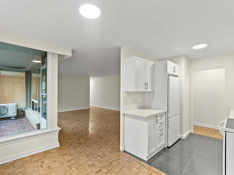 14 Deer Park Cres — Photo 12