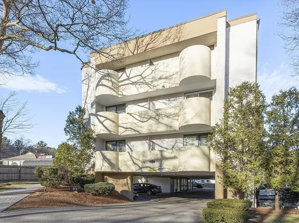 295 W Wyoming Ave APT 10C, Stoneham, MA 02180