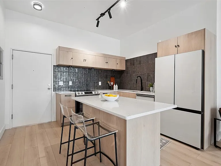 400 E Locust St #213 — Photo 2