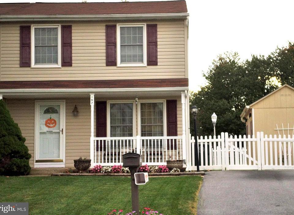 Front view, covered porch, vinyl fence