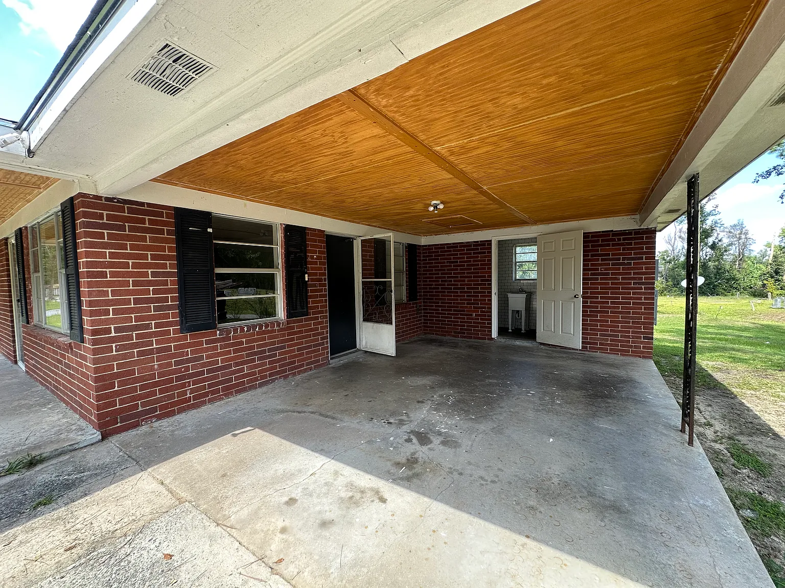 3 bed, 1.5 bath, 1250 sqft, $1,200 — Photo 2