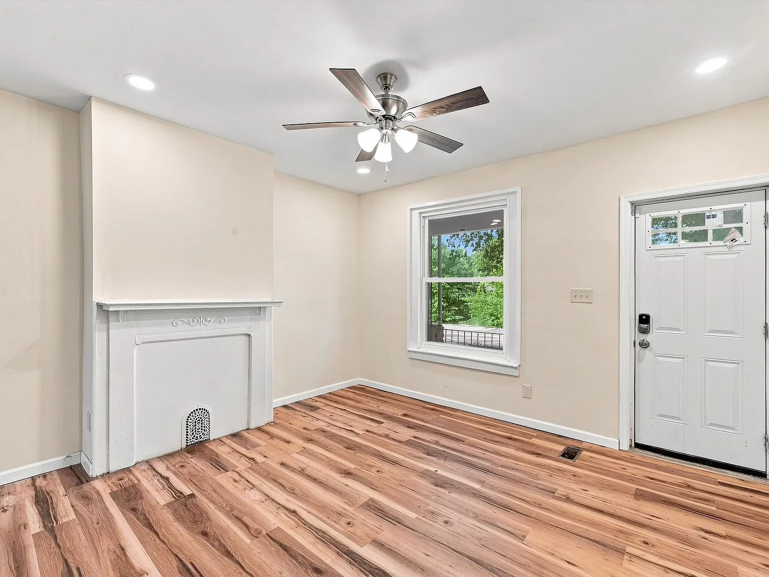 Gorgeous Home Available Now! — Photo 2
