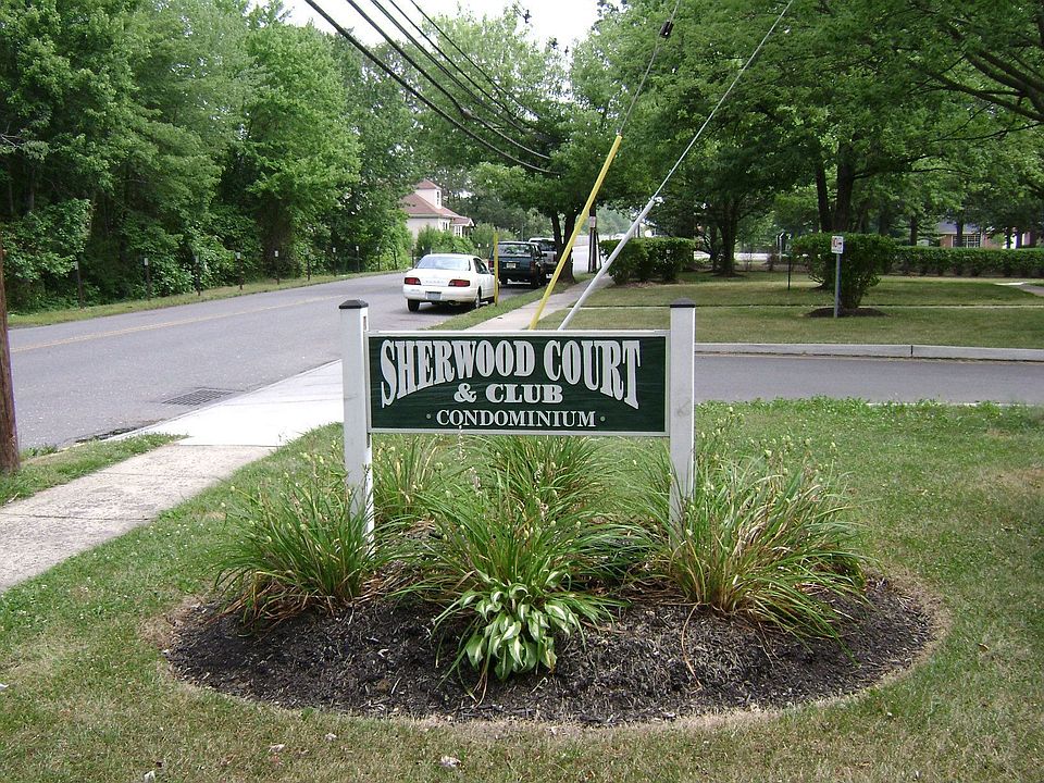 Sherwood Court Upper Level Condo